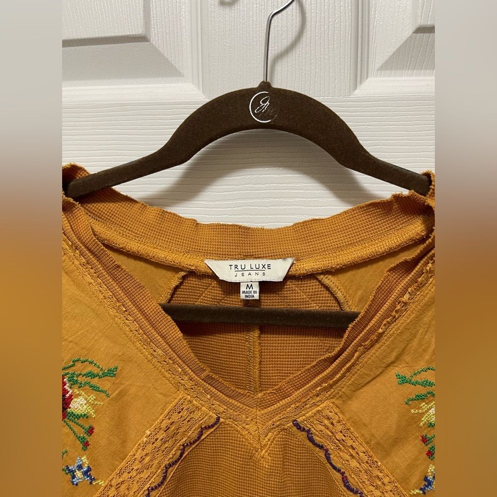 Tru Luxe Womens Embroidered V-Neck Top Blouse Size M Knit Floral NWT - Picture 3 of 11